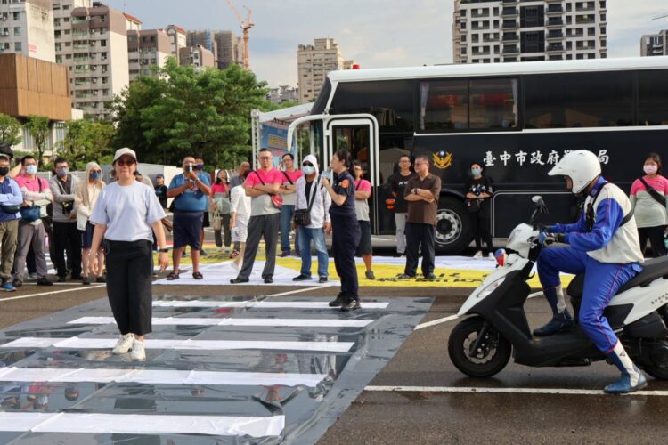 交通安全月！中市交通局推動車輛慢看停-行人安全行