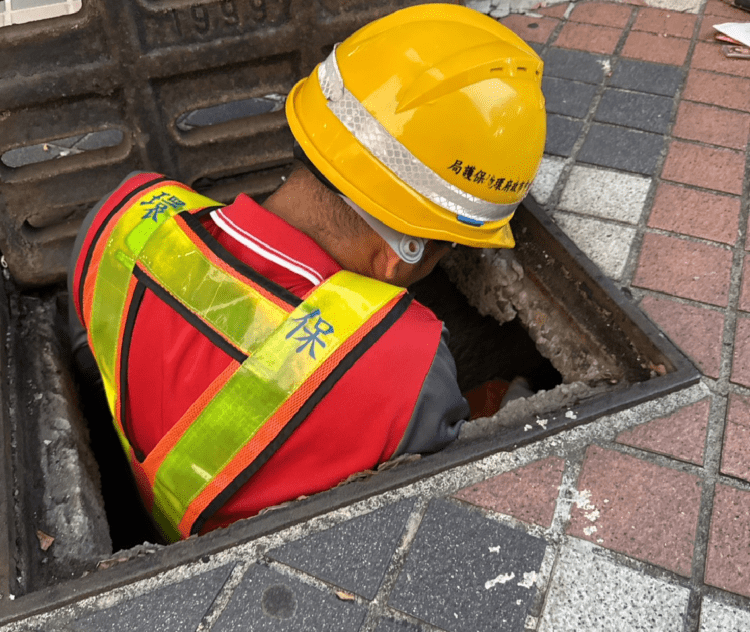 中市環保局清潔員伸援手 助巿民從水溝撿回手機