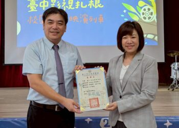 中市校園巡迴映演列車開進啟明學校　新聞局長：把電影的感動帶進校園