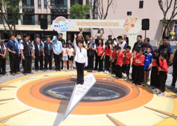 全國首創！大肚「日晷公園」啟用成打卡熱點-盧市長讚：全齡共融新亮點