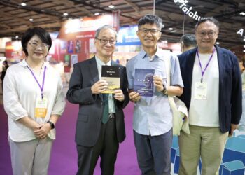 首屆兒少國際書展閉幕倒數！台中文學貢獻獎得主甘耀明驚喜現身-鄭副市長化身書迷購書