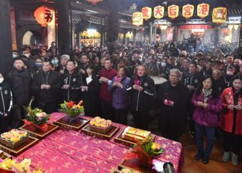 縣長王惠美除夕夜參拜鹿港各寺廟　現場發放福袋希望民眾福氣滿滿