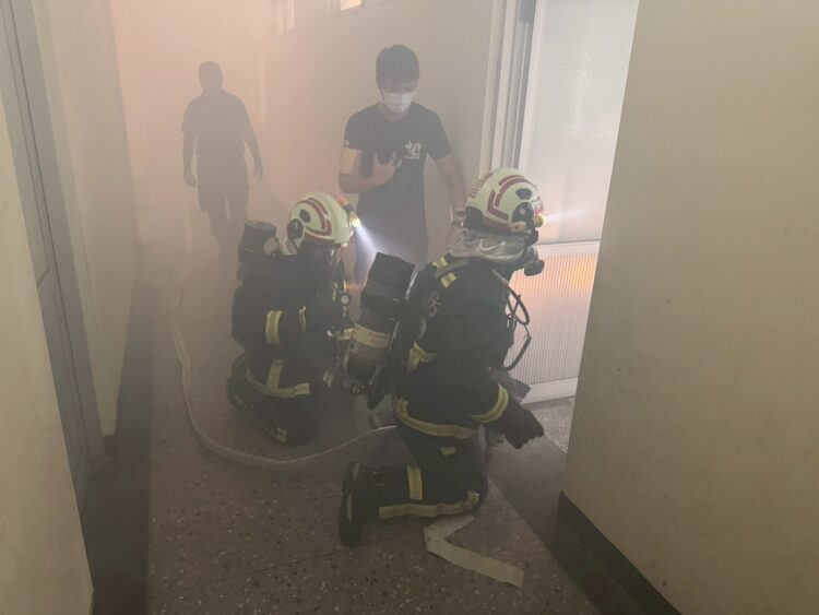 提升消防人員自救能力!中市消防局辦理火場生存訓練