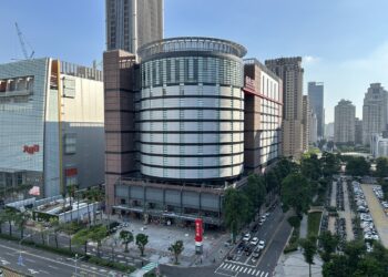 以公共安全為唯一標準-為消費安全把關-都發局：新光三越百貨台中店9月26日依規核准恢復使用-請其後續應依規維護建物合法使用和公共安全等