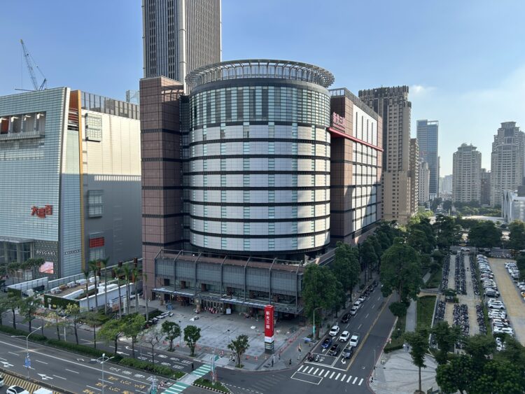 以公共安全為唯一標準-為消費安全把關-都發局：新光三越百貨台中店9月26日依規核准恢復使用-請其後續應依規維護建物合法使用和公共安全等