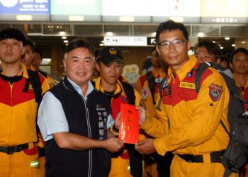 台中搜救隊英雄第一梯次平安返抵-消防局長代表盧市長車站迎接致上最高敬意