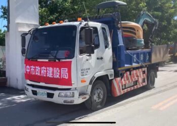 挺進花蓮馳援-中市建設局重機具投入泥濘災區