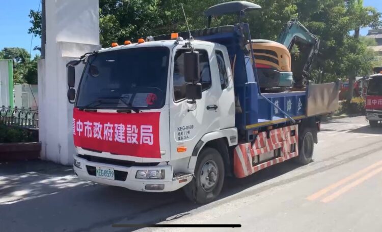 挺進花蓮馳援-中市建設局重機具投入泥濘災區
