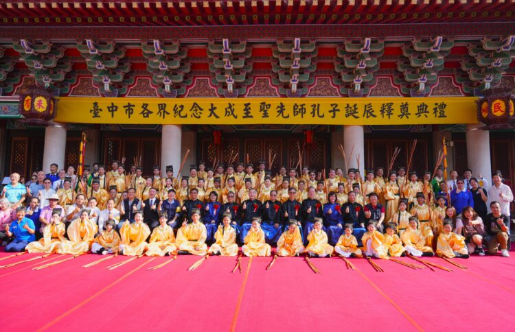 中市祭孔大典傳承千年儀典-黃副市長任正獻官循古禮表敬意