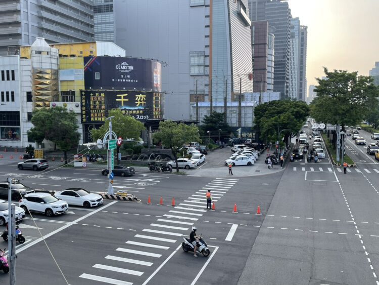 新光三越復業首日-交通大致順暢-市府多管齊下維持秩序