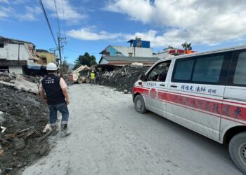 同島一命！中市府動員重機具馳援花蓮清淤救災-搶通救護車道路