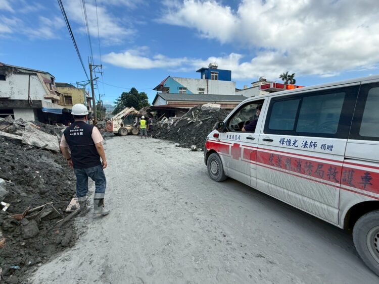 同島一命！中市府動員重機具馳援花蓮清淤救災-搶通救護車道路