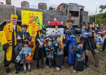 彰化「精靈愛扇庫.軌城奇談」搞怪登場 市長也「搞怪」-穿上殭屍裝「嚇人」