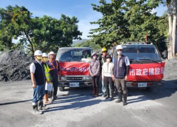 台中隊續馳援花蓮！中市府救災團員舉家入志工「鏟子超人」行列-義舉當地民眾動容