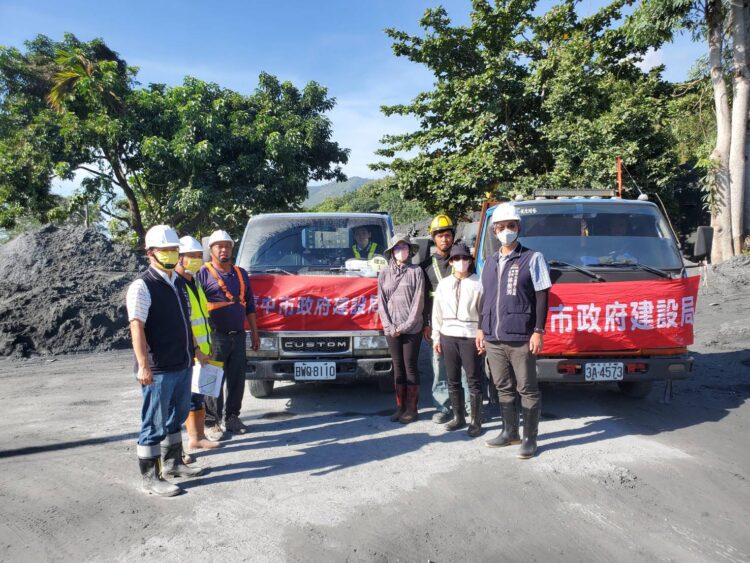 台中隊續馳援花蓮！中市府救災團員舉家入志工「鏟子超人」行列-義舉當地民眾動容