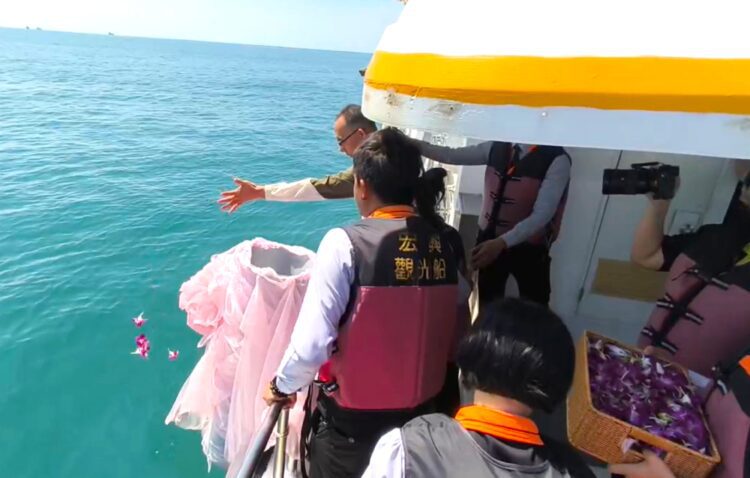 中彰投苗雲聯合海葬梧棲漁港啟航-19名先行者安息大海