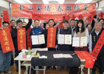 影音/彰化榮服處「卦山榮情，新春揮毫」　處長率輔導員為長輩們更新春聯