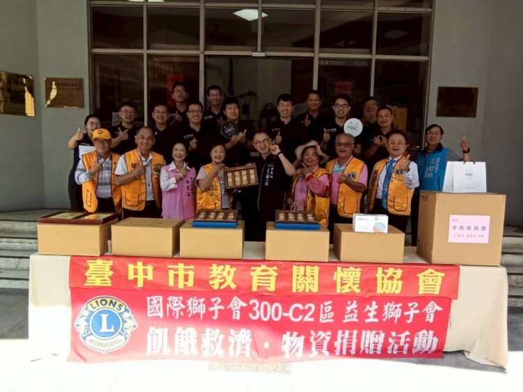 中秋佳節愛傳遞-市議員林霈涵聯合團體致贈愛心月餅溫暖消防英雄心