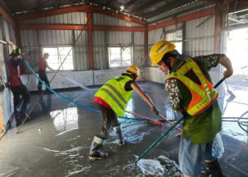 中市環保局攜手民力加派清溝車-強力水柱助花蓮居民重整家園