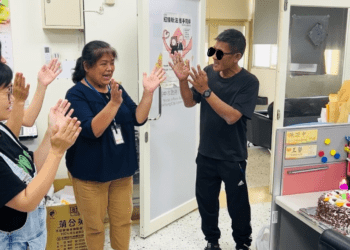 街友自立變身保全幹部-贈中市社工生日蛋糕感謝扶持