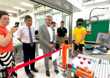 台德教育交流新篇章-德國大學校長參訪中市電動車技術教學中心