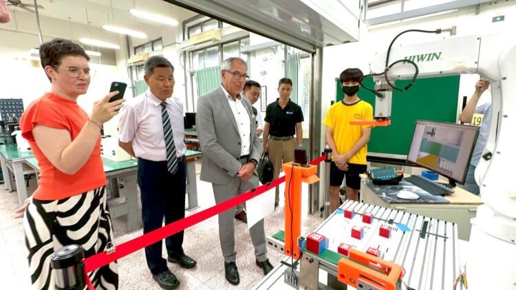 台德教育交流新篇章-德國大學校長參訪中市電動車技術教學中心