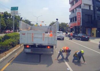物歸原主暖人心！中市清潔隊道路救援「清」出5.9萬元現金