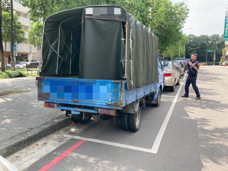 全市巡查蒐證！中市府祭鐵腕打擊「無牌車」占用車格-第一時間拖吊清除