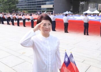 中市府國慶升旗2.3萬人次擠爆府前廣場、紀念物秒殺-盧市長:七年辛勤耕耘迎市政豐收!