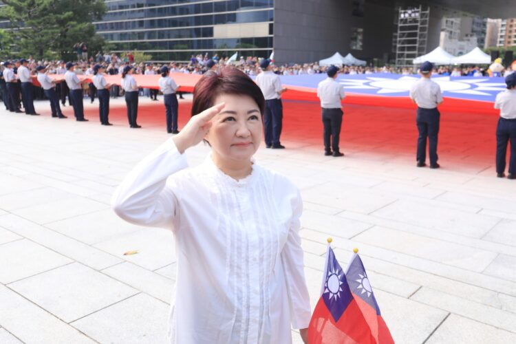 中市府國慶升旗2.3萬人次擠爆府前廣場、紀念物秒殺-盧市長：七年辛勤耕耘迎市政豐收！