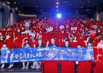 中市校園巡迴映演列車開進親親戲院-樂業國小師生感受大銀幕震撼