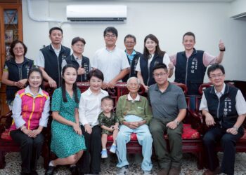 賴總統訪台中百歲人瑞-盧市長陪同話家常、致贈萬元敬老禮金