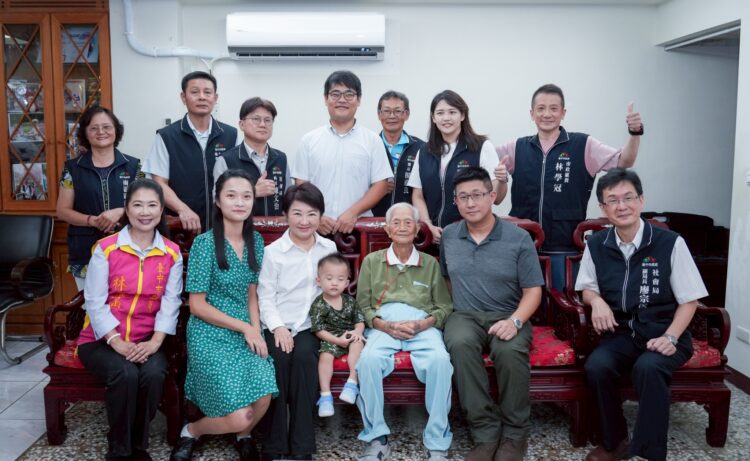 賴總統訪台中百歲人瑞-盧市長陪同話家常、致贈萬元敬老禮金