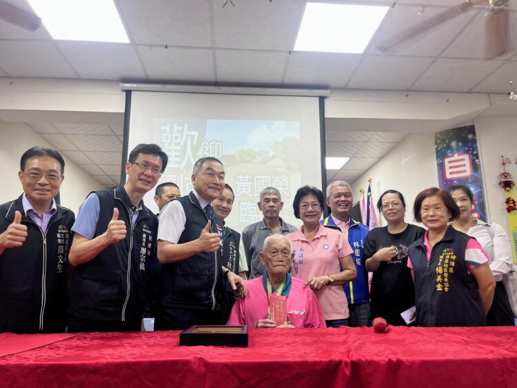 重陽同歡送暖-黃副市長訪神岡據點百歲長青模範生　