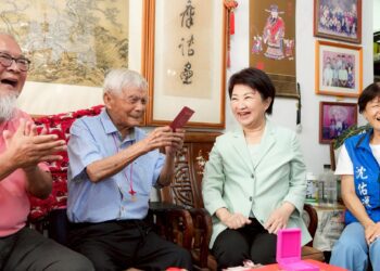 盧市長拜訪北屯區百歲人瑞-話家常獻重陽祝福