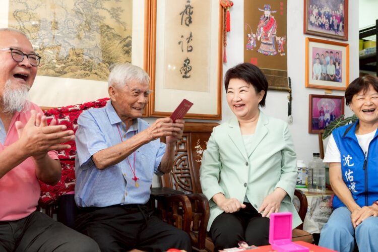 盧市長拜訪北屯區百歲人瑞-話家常獻重陽祝福