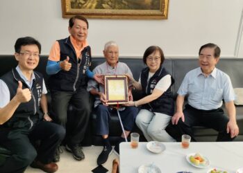 賀人瑞阿公福壽綿長！賴副市長探訪百歲人瑞林朝筆贈重陽禮品