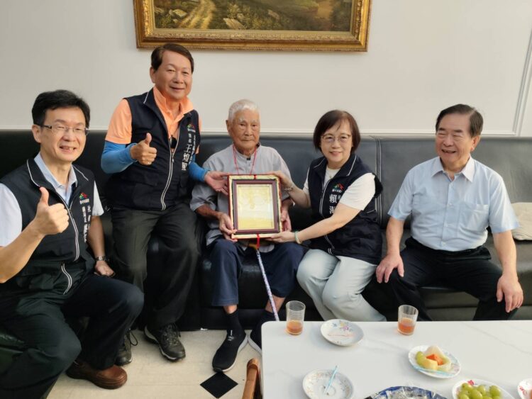 賀人瑞阿公福壽綿長！賴副市長探訪百歲人瑞林朝筆贈重陽禮品