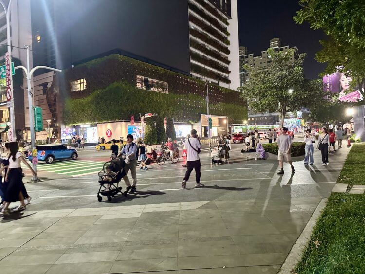 市民「有感」升級！台中市民廣場步道優化更順暢、夜間更安全-民眾主動致謝市府貼心
