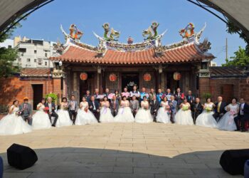 大甲百年文昌祠化身幸福舞台-12對銀髮夫妻重溫婚紗夢-鄭副市長讚許最美家庭典範