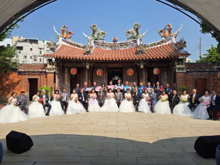 大甲百年文昌祠化身幸福舞台-12對銀髮夫妻重溫婚紗夢-鄭副市長讚許最美家庭典範