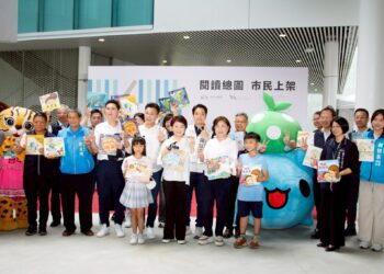 綠美圖「閱讀台中隊」-開啟總館新篇章！-盧市長與市民接力-「上架新書」：迎接世界級圖書館