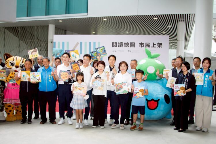 綠美圖「閱讀台中隊」-開啟總館新篇章！-盧市長與市民接力-「上架新書」：迎接世界級圖書館