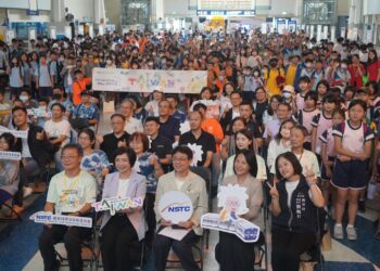 1600名親子師生在大甲、新烏日雙站同慶台灣科普環島列車十周年啟航