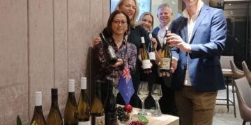 ▲英蓋爾精品洋酒進口總監Amanda Wammer(左起)、紐西蘭商工辦事處總監Tina Wilson、助理Leica Burley、WHITEHAVEN懷得天堂品牌亞洲代表Denny Phipps、首席釀酒師Peter Jackson於品酩夜活動現場合影。