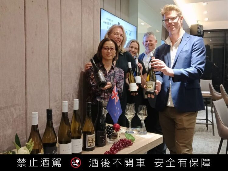 ▲英蓋爾精品洋酒進口總監Amanda Wammer(左起)、紐西蘭商工辦事處總監Tina Wilson、助理Leica Burley、WHITEHAVEN懷得天堂品牌亞洲代表Denny Phipps、首席釀酒師Peter Jackson於品酩夜活動現場合影。
