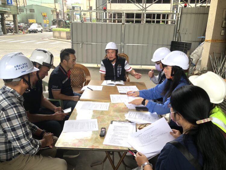 中央市場鷹架倒塌-中市府召開應變會議強化工地安全與鄰里溝通
