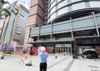 新光三越百貨外牆燈箱破損-中市府要求限期改善-今早修復完成