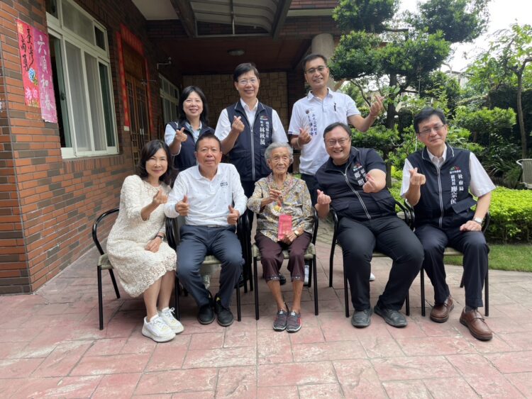 落實敬老愛老精神!台中鄭副市長重陽前夕訪百歲模範母親-祝賀幸福滿滿