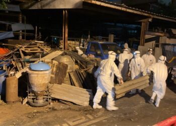 非洲豬瘟案場髒亂超預期！市府與十軍團聯手徹夜啟動消毒前清理-第二輪人力接手